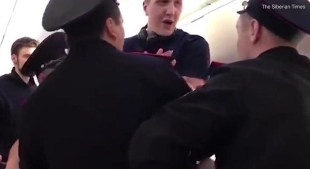 有大長腿是我錯咯？俄2.13米男子因長腿被趕下飛機