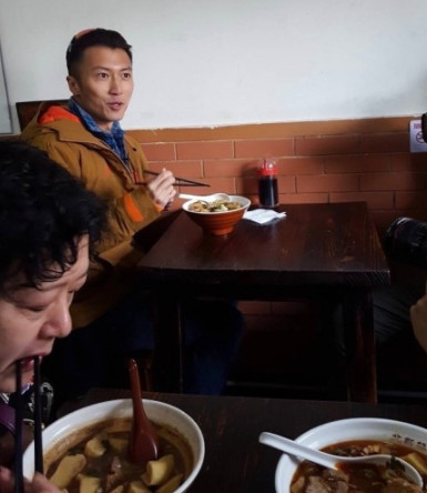 春游的節(jié)奏？謝霆鋒北京吃鹵煮炸醬面逛胡同