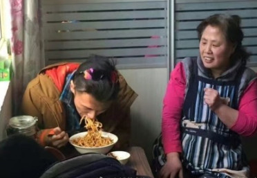 春游的節奏？謝霆鋒北京吃鹵煮炸醬面逛胡同