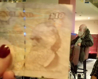 酒吧男撞臉達爾文 外貌神態(tài)還原度非常高【圖】