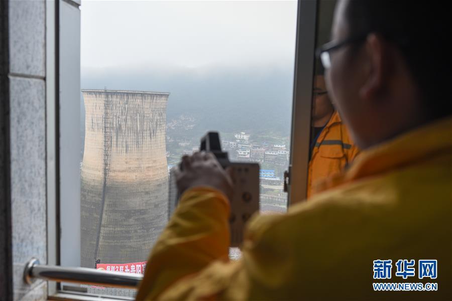 貴陽發(fā)電廠1號(hào)冷卻塔成功爆破[組圖]