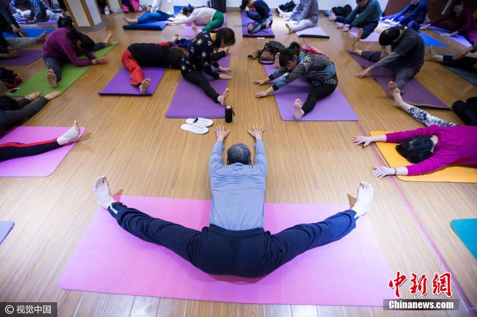 73歲“瑜伽爺爺”免費(fèi)開(kāi)班 收徒已兩年