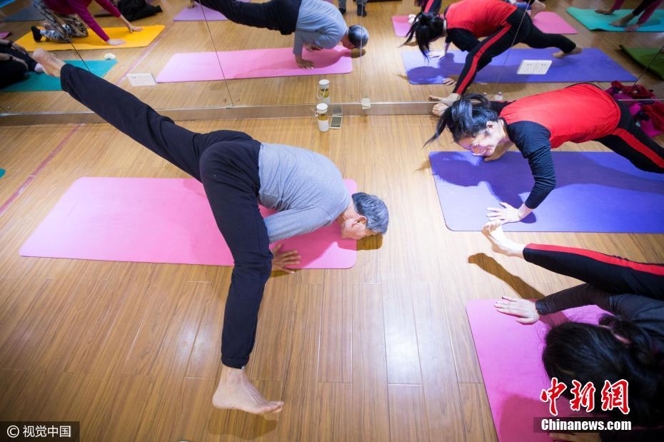 73歲“瑜伽爺爺”免費(fèi)開班 收徒已兩年