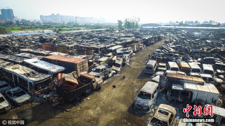 ?？?000多輛車一夜間被燒剩鐵架 場面觸目驚心