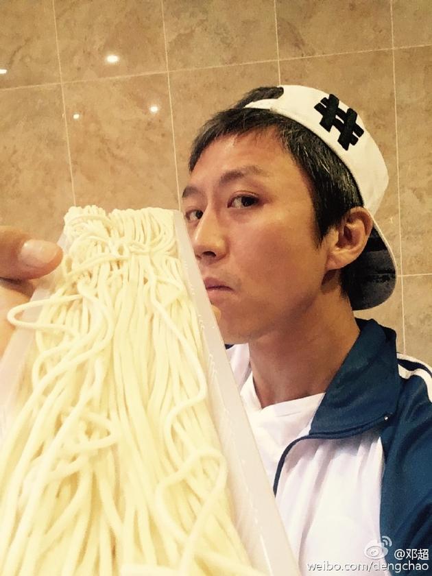 “賢惠”的男星：張杰為謝娜發聲 黃曉明減工陪baby