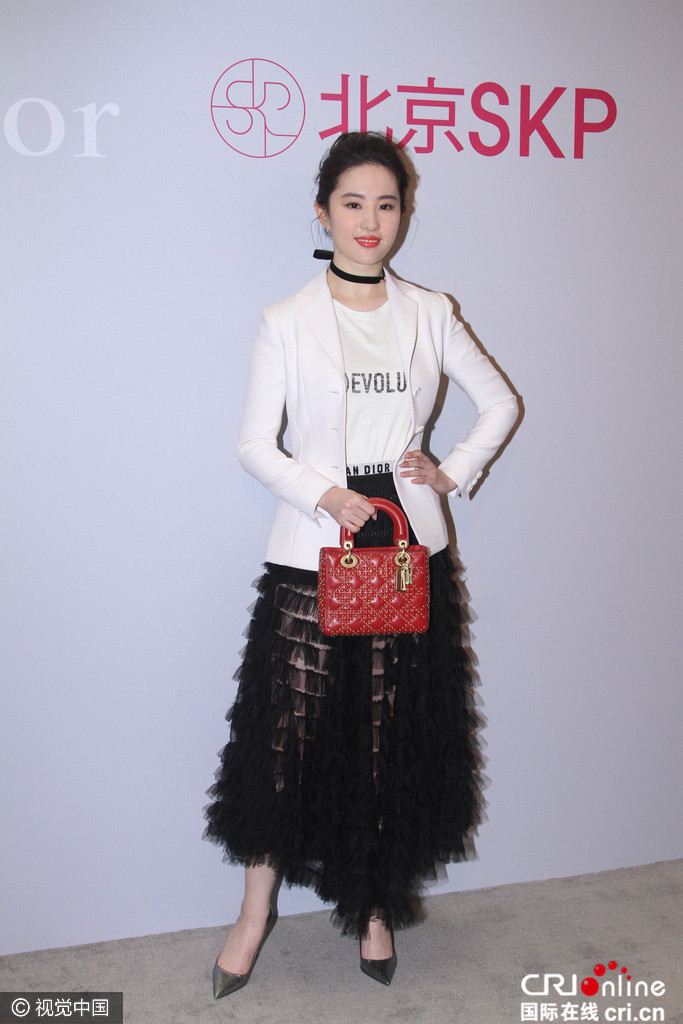 女星透視紗裙迎春：劉亦菲仙氣足 林志玲竹桿腿