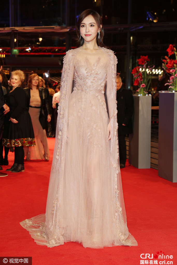 女星透視紗裙迎春：劉亦菲仙氣足 林志玲竹桿腿