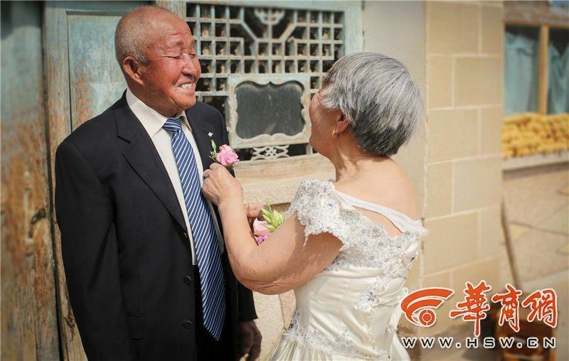 滿滿的都是愛(ài)！陜西米脂老夫妻耄耋之年拍婚紗照