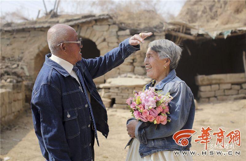 滿滿的都是愛(ài)！陜西米脂老夫妻耄耋之年拍婚紗照