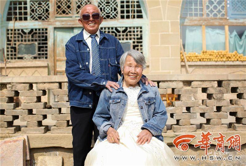 滿滿的都是愛(ài)！陜西米脂老夫妻耄耋之年拍婚紗照