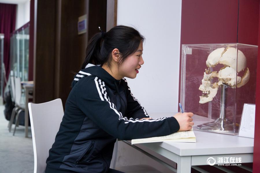 厲害了妹子！杭州大二女生解剖學筆記驚艷走紅