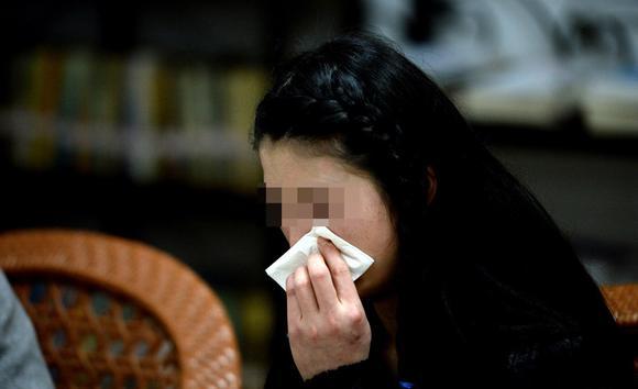 遭丈夫銬被逼網(wǎng)聊半年詐騙數(shù)十萬(wàn) 丈夫：網(wǎng)友自愿的