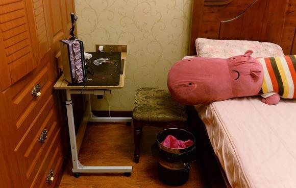 遭丈夫銬被逼網聊半年詐騙數十萬 丈夫：網友自愿的