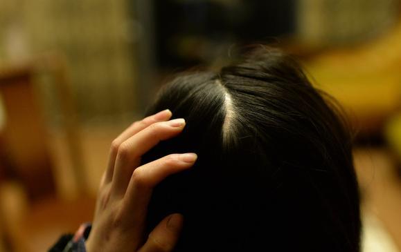 遭丈夫銬被逼網聊半年詐騙數(shù)十萬 丈夫：網友自愿的