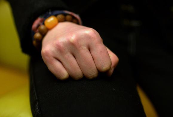 遭丈夫銬被逼網(wǎng)聊半年詐騙數(shù)十萬 丈夫：網(wǎng)友自愿的