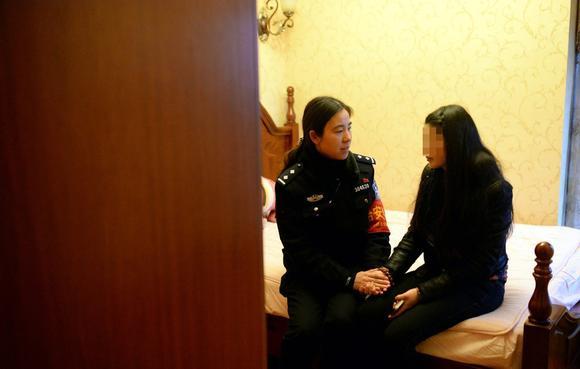 遭丈夫銬被逼網(wǎng)聊半年詐騙數(shù)十萬 丈夫：網(wǎng)友自愿的