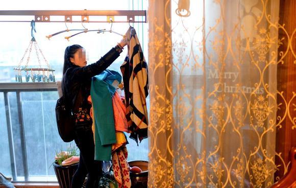 遭丈夫銬被逼網聊半年詐騙數十萬 丈夫：網友自愿的