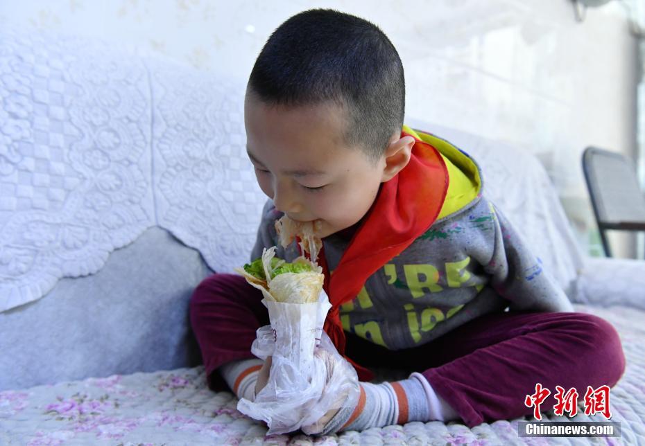 無(wú)臂男孩的快樂(lè)生活