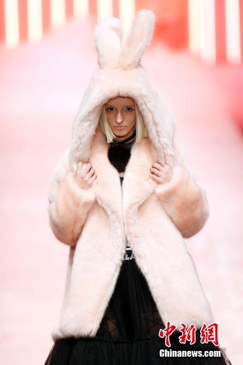 中國國際時裝周 迷幻秀場打造“時尚實(shí)驗(yàn)室”