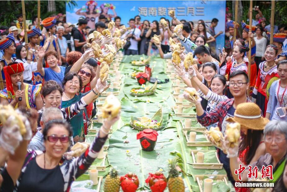 三亞一景區設“百雞宴” 游客狼吞虎咽比賽吃雞