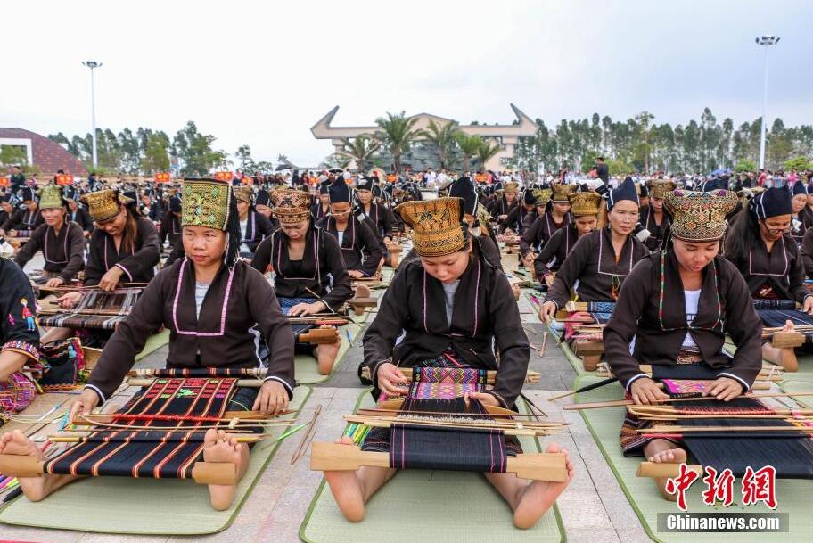 海南322人同時織錦 創(chuàng)“最多人同時織布”世界紀(jì)錄
