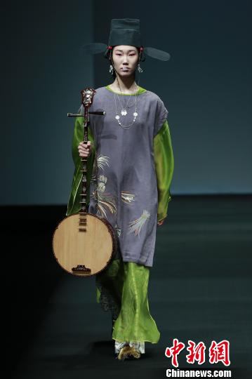 倡導(dǎo)快樂慢生活的“生活在左”秀首次亮相中國國際時裝周