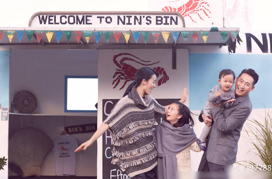 3歲就愛美！黃磊女兒多妹與小閨蜜結伴涂指甲油