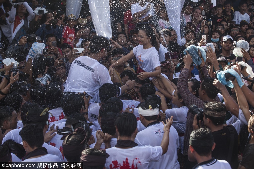 印尼巴厘島迎來傳統接吻節