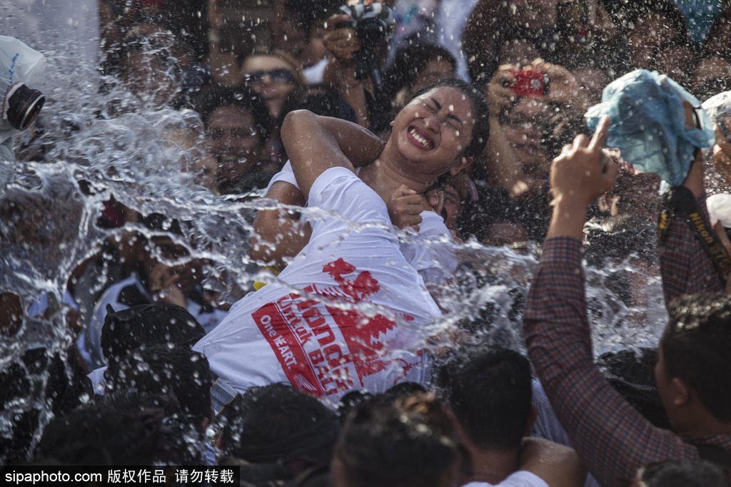 印尼巴厘島迎來傳統接吻節