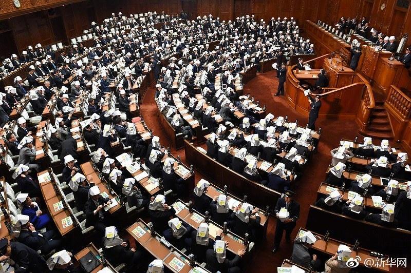 日本高官集體戴頭盔開會(huì) 原來是地震演練