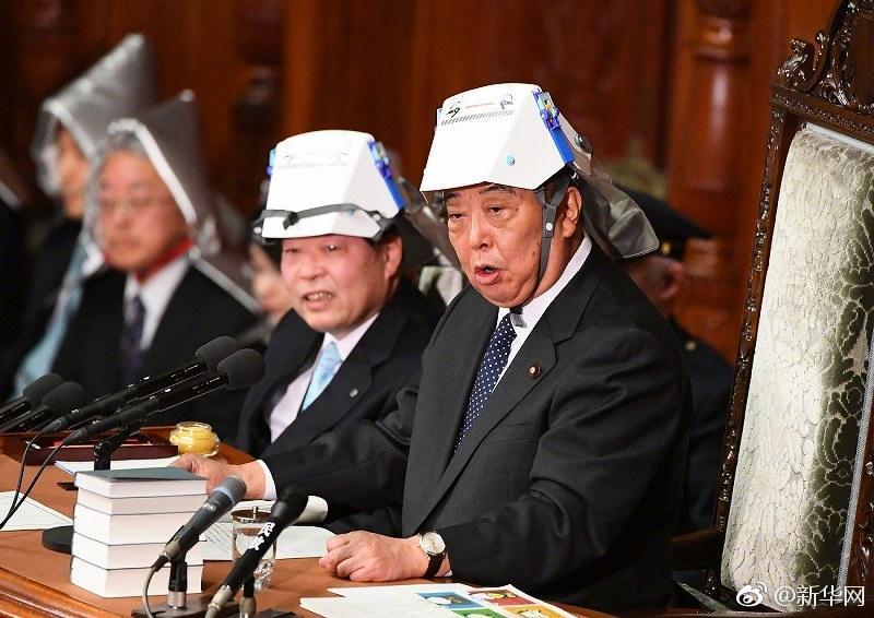 日本高官集體戴頭盔開會(huì) 原來是地震演練