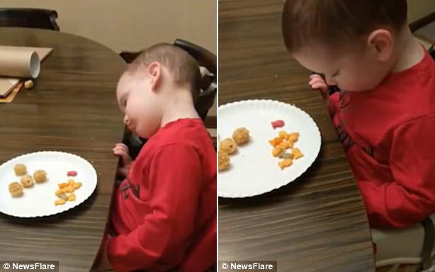 困到無法呼吸！2歲男孩這樣吃晚餐