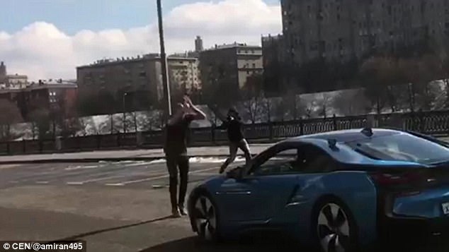 難以置信 男子空翻越過行駛汽車