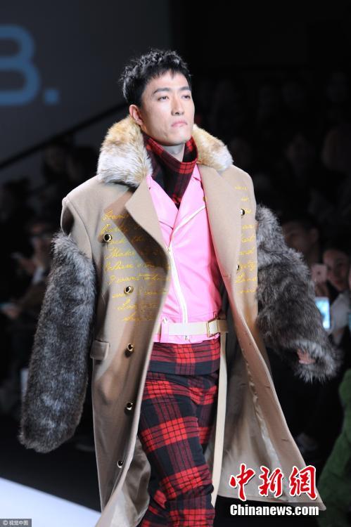 巨星范！劉翔為古巨基站臺(tái) 變男模走T臺(tái)