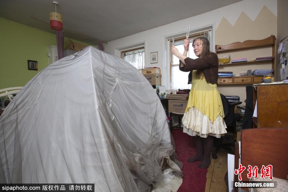 英國(guó)一女子對(duì)電磁波過敏 每日18小時(shí)躲防護(hù)罩中