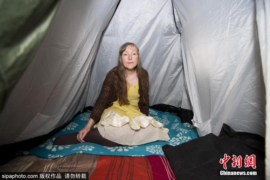 英國一女子對電磁波過敏 每日18小時躲防護罩中