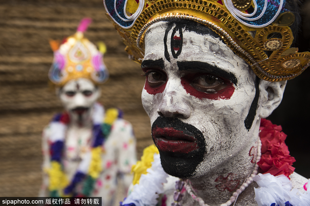 印度恐怖習俗！賈函節印度教徒墳墓掘頭骨攜帶游行