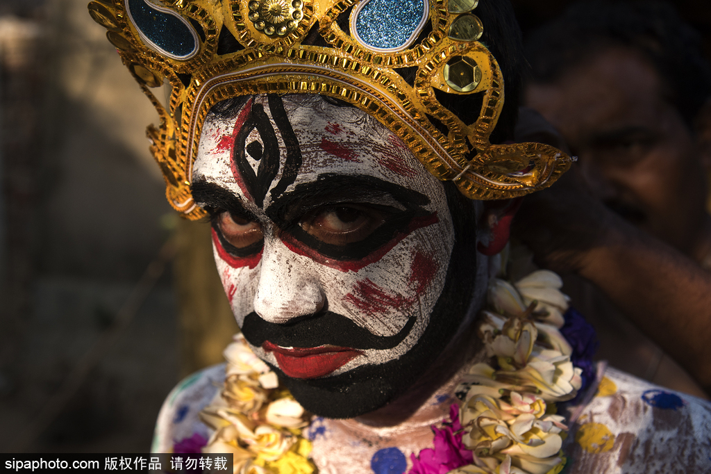 印度恐怖習俗！賈函節印度教徒墳墓掘頭骨攜帶游行