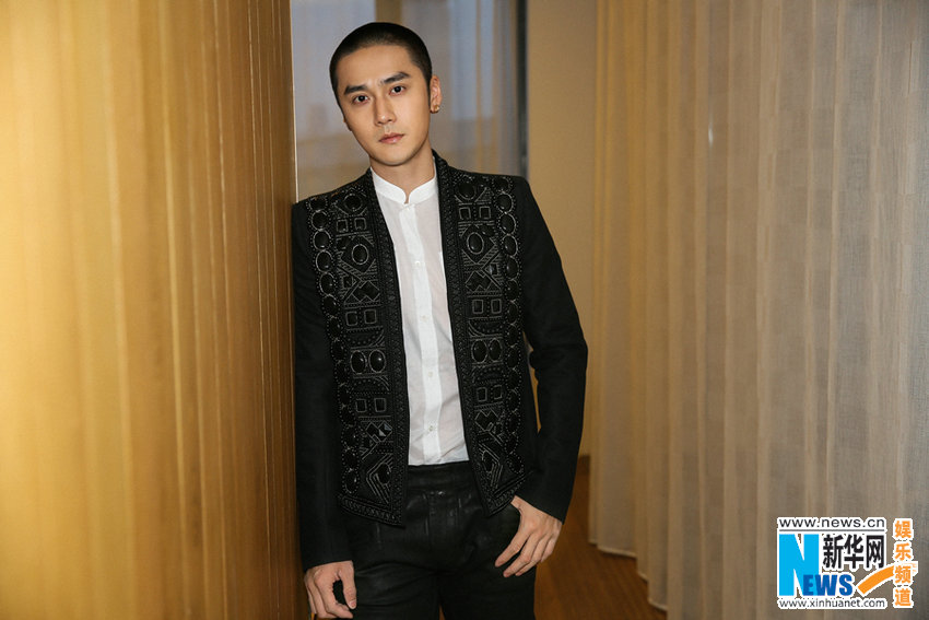 蔣勁夫出席活動展好身材 復古穿搭硬朗率性