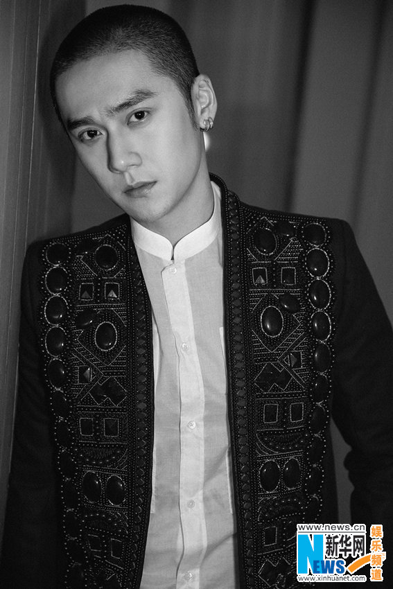 蔣勁夫出席活動(dòng)展好身材 復(fù)古穿搭硬朗率性