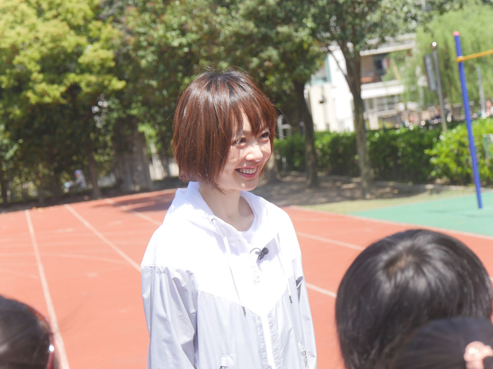 魯豫重返小學(xué)校園變孩子王 小女生情懷寫在臉上