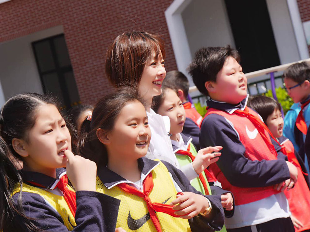 魯豫重返小學(xué)校園變孩子王 小女生情懷寫(xiě)在臉上