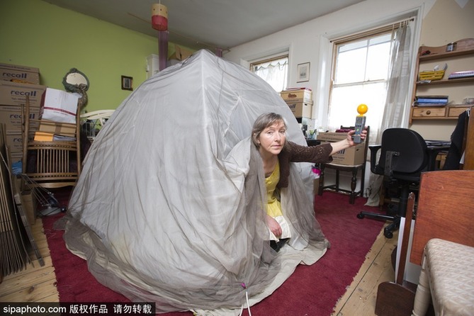 英國一女子對電磁波過敏 每日18小時躲防護罩中