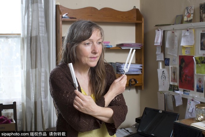 英國一女子對電磁波過敏 每日18小時躲防護罩中