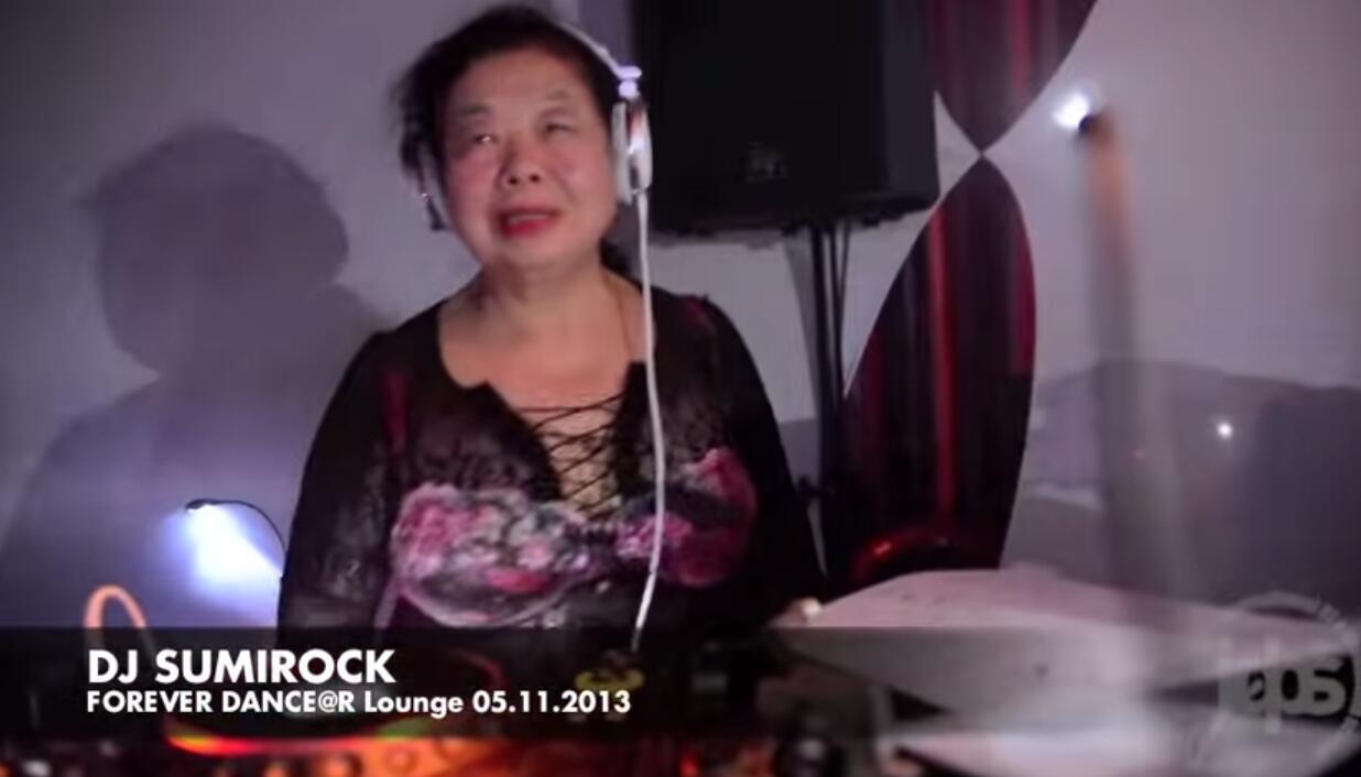 82歲奶奶蹦迪打碟 70歲開始學習打碟實現童年夢想