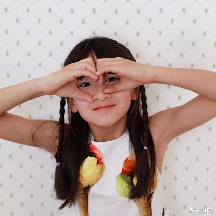 田亮微博曬女兒慶生照片 氧氣少女“森碟”九歲啦！
