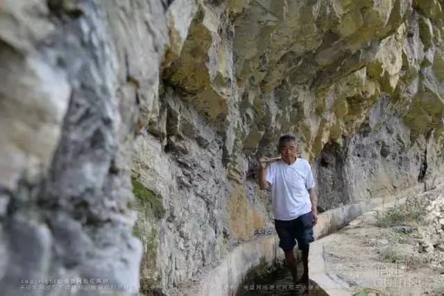 解碼中國丨這位當(dāng)代“愚公”在懸崖峭壁上鑿出7千米水渠,現(xiàn)實比神話傳說更震撼!