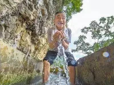 解碼中國丨這位當(dāng)代“愚公”在懸崖峭壁上鑿出7千米水渠,現(xiàn)實比神話傳說更震撼!