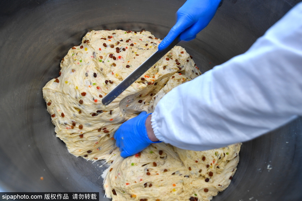 俄羅斯復活節蛋糕制作過程 香甜美味擋不住