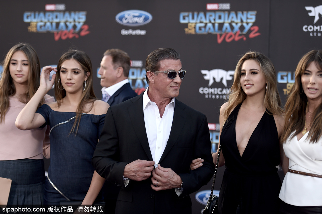 國民岳父！史泰龍攜家人出席電影首映 幸福滿滿女兒養眼